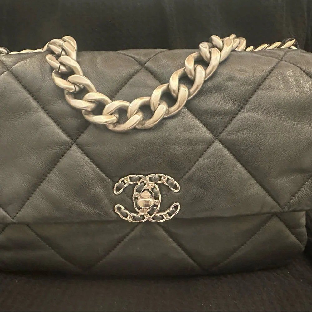 CHANEL Black Quilted Leather Shoulder Bag with Chain Strap